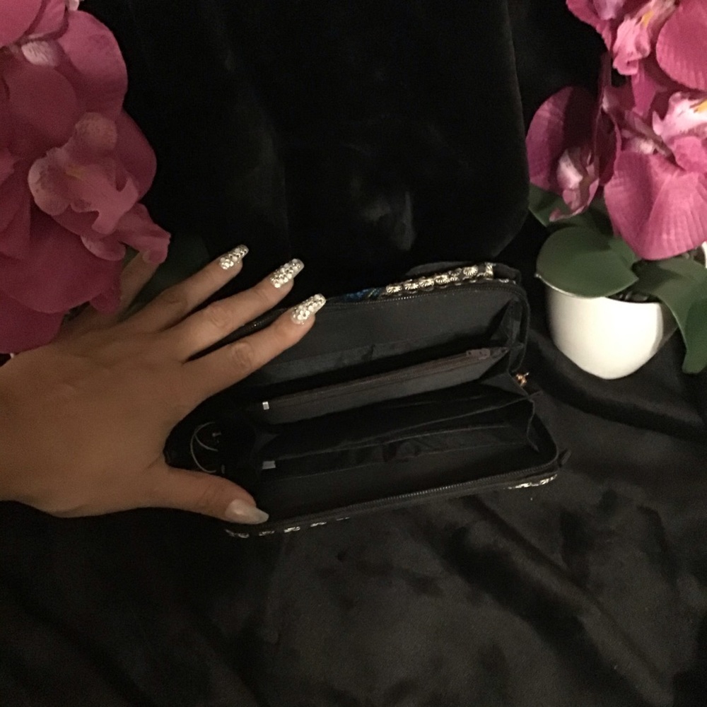 🌸💕2for$40 Beautiful Embroidered Wallets 🌸💕 - Picture 4 of 5